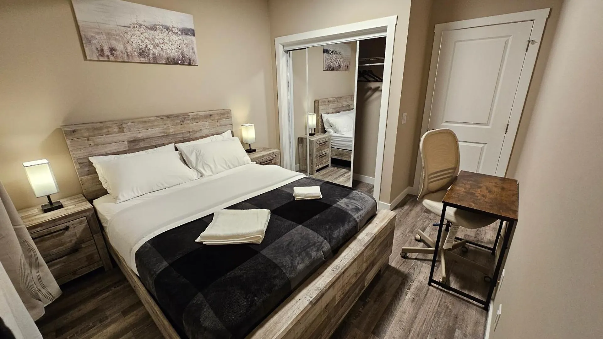 Luxury Basement Suite With 2 Bedrooms, 2 Queen Beds, Free Wi-Fi, And Free Parking YYC