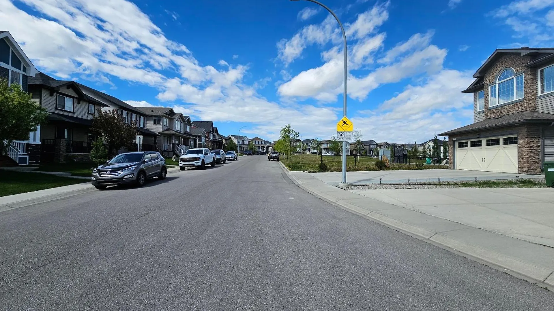 Apartment Luxury Basement Suite With 2 Bedrooms, 2 Queen Beds, Free Wi-Fi, And Free Parking Calgary