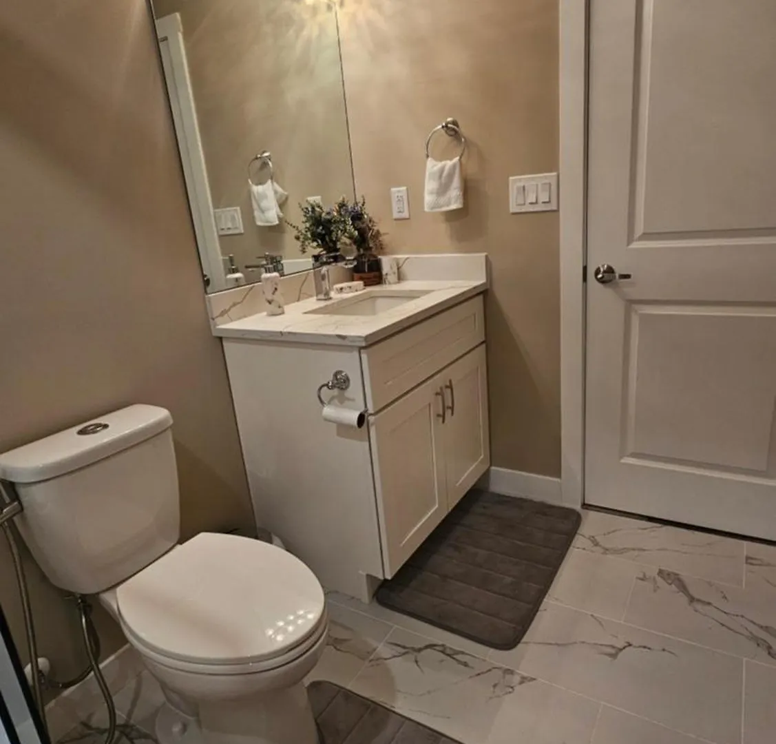 Luxury Basement Suite With 2 Bedrooms, 2 Queen Beds, Free Wi-Fi, And Free Parking YYC
