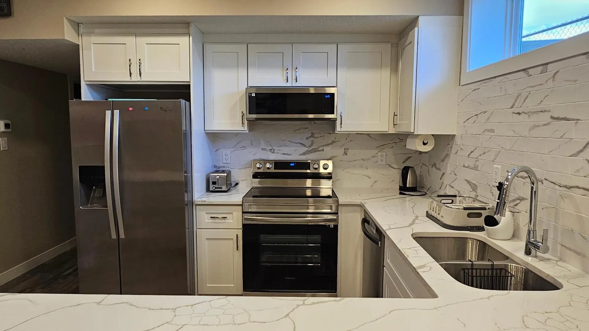 Apartment Luxury Basement Suite With 2 Bedrooms, 2 Queen Beds, Free Wi-Fi, And Free Parking Calgary
