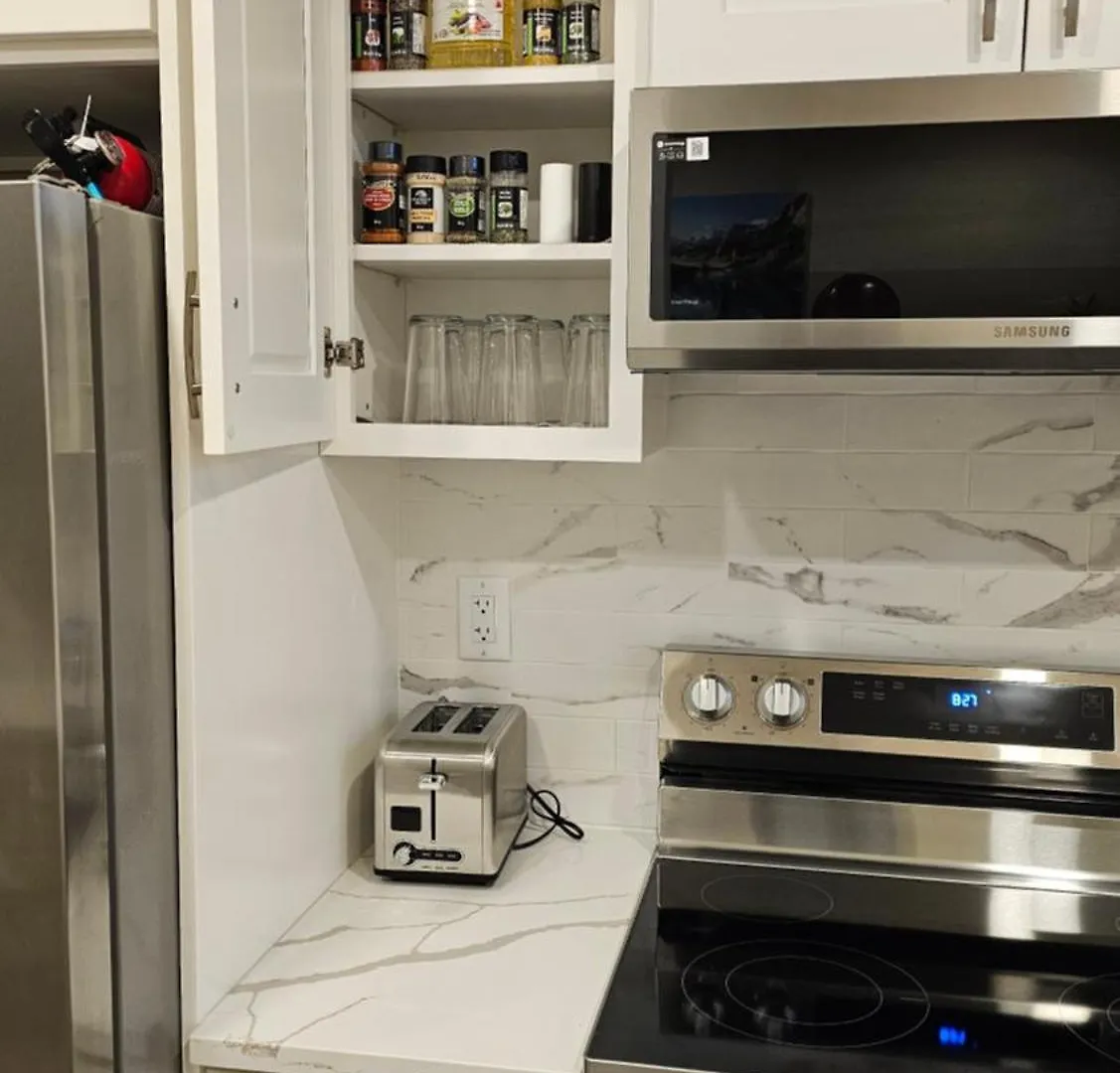 Luxury Basement Suite With 2 Bedrooms, 2 Queen Beds, Free Wi-Fi, And Free Parking YYC 0*,  Canadá