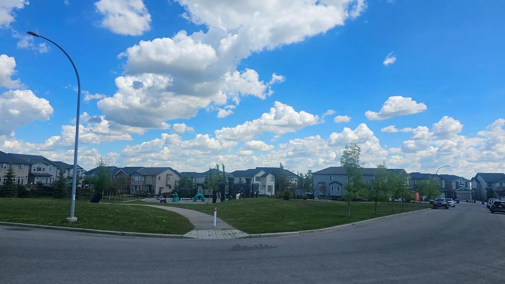 Luxury Basement Suite With 2 Bedrooms, 2 Queen Beds, Free Wi-Fi, And Free Parking Calgary Apartment