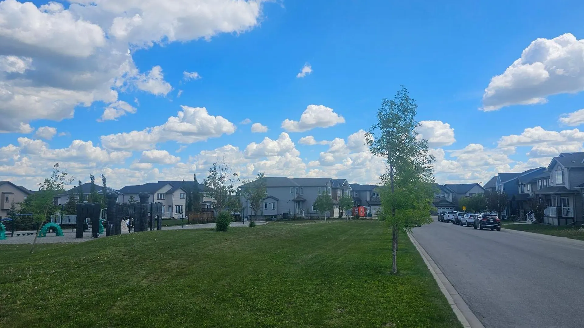 Luxury Basement Suite With 2 Bedrooms, 2 Queen Beds, Free Wi-Fi, And Free Parking YYC 0*,  Canadá