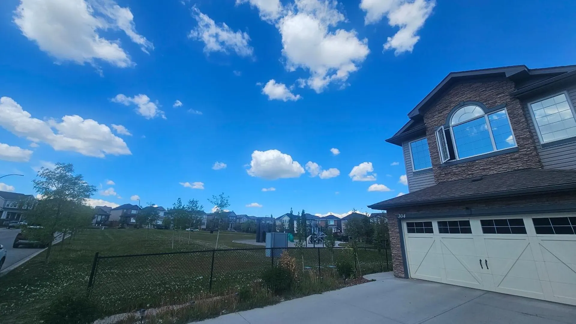Luxury Basement Suite With 2 Bedrooms, 2 Queen Beds, Free Wi-Fi, And Free Parking YYC Apartamento