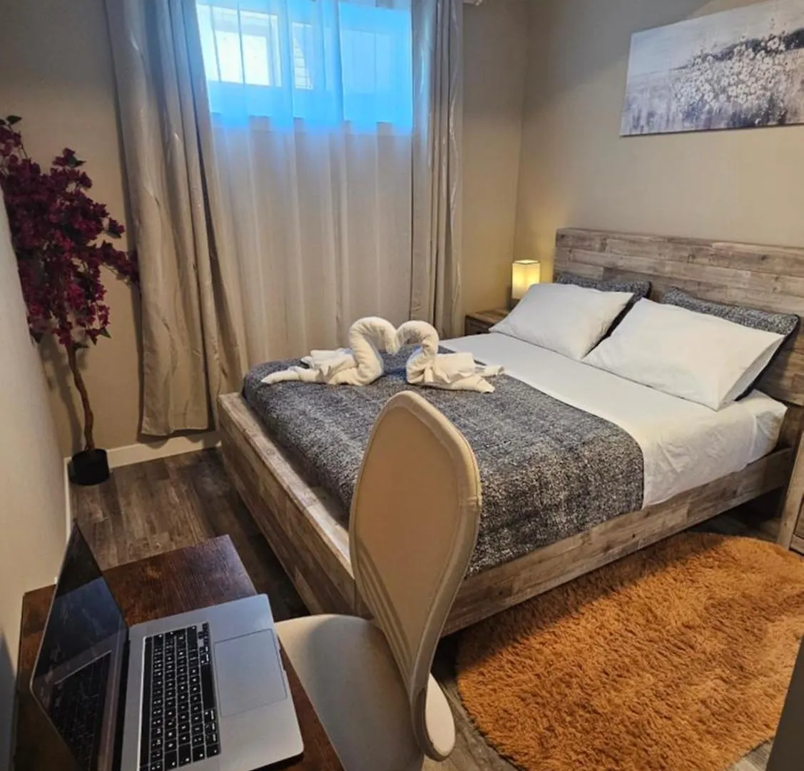 Luxury Basement Suite With 2 Bedrooms, 2 Queen Beds, Free Wi-Fi, And Free Parking YYC