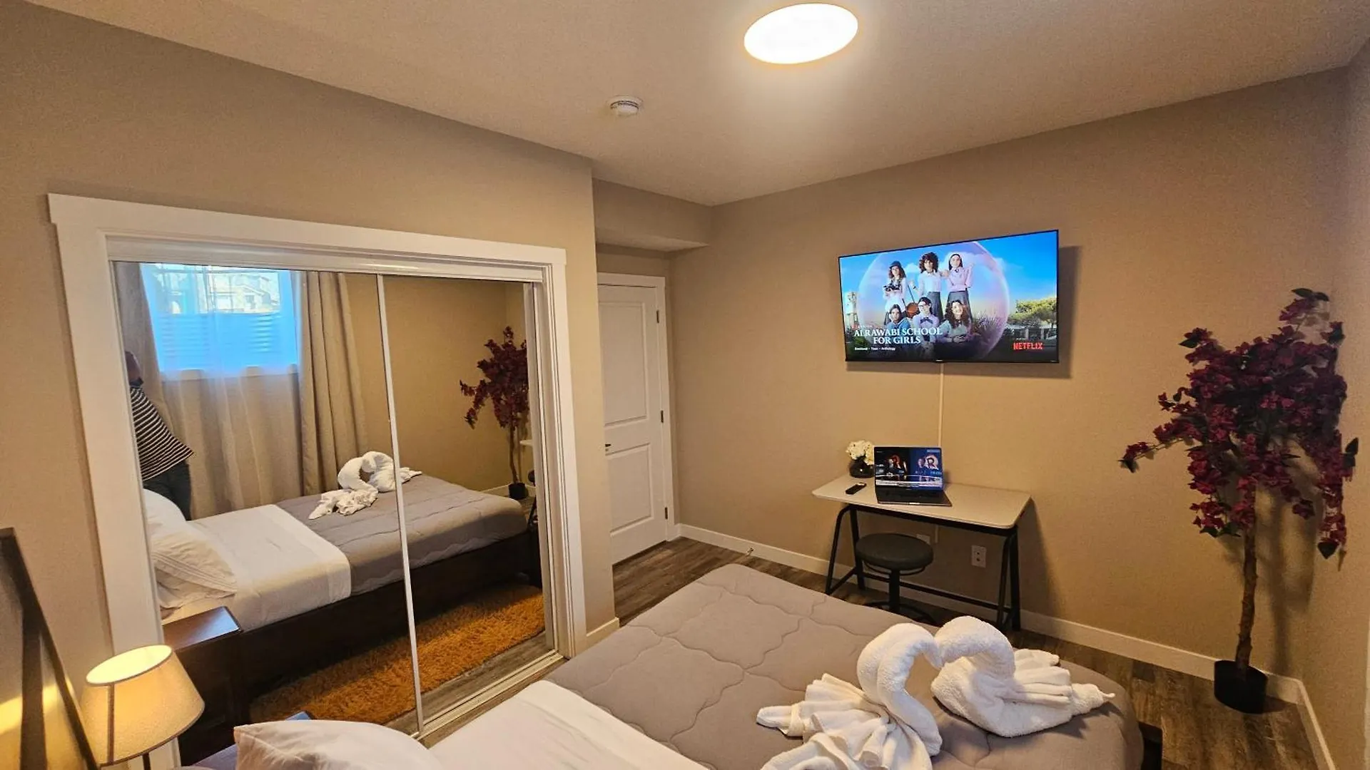 Luxury Basement Suite With 2 Bedrooms, 2 Queen Beds, Free Wi-Fi, And Free Parking YYC
