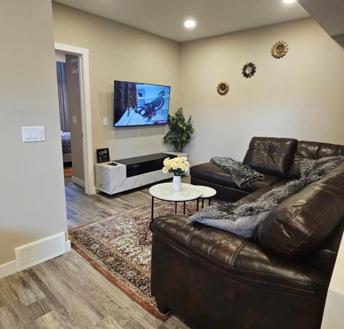 Luxury Basement Suite With 2 Bedrooms, 2 Queen Beds, Free Wi-Fi, And Free Parking YYC 0*,