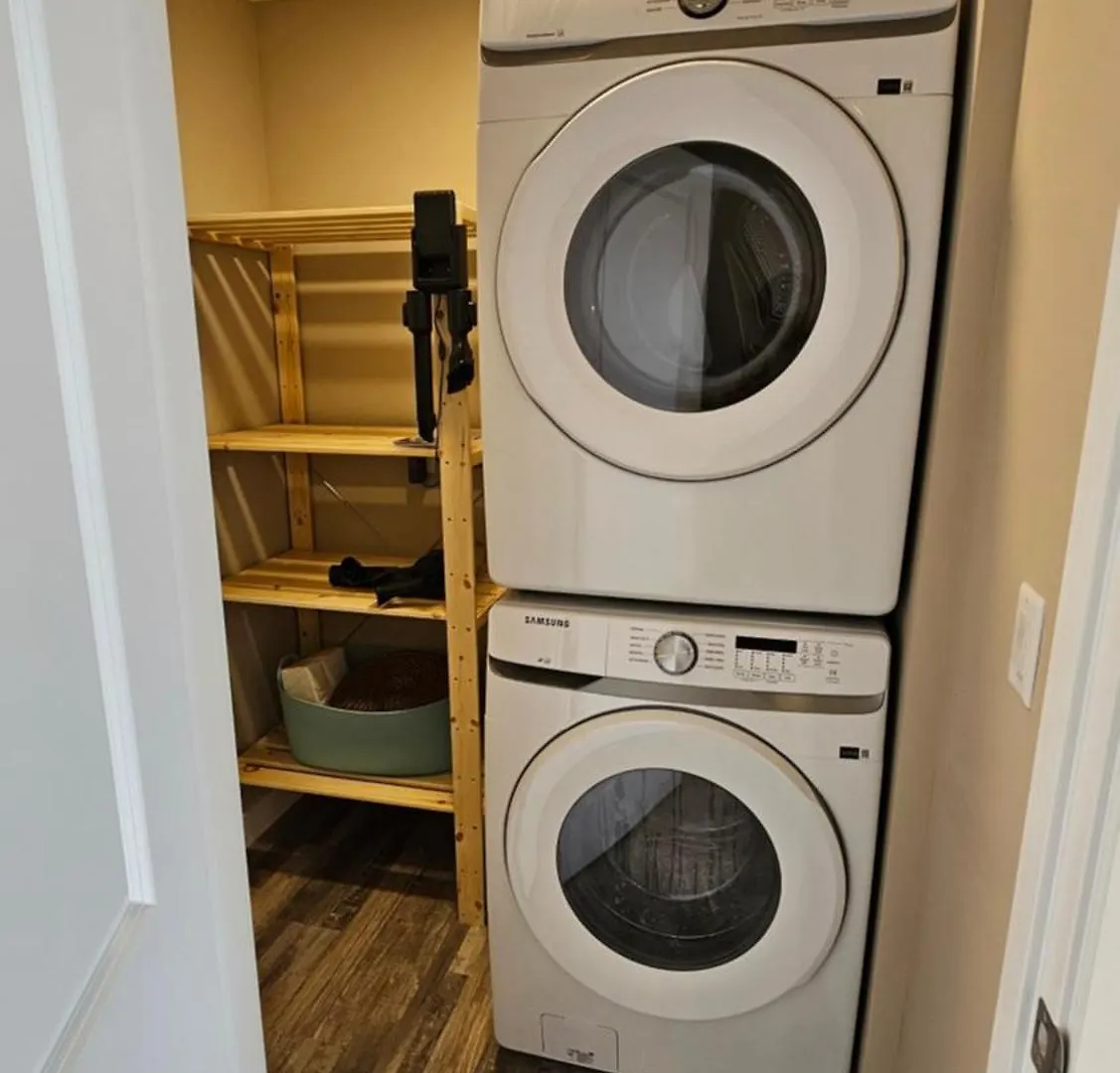 Luxury Basement Suite With 2 Bedrooms, 2 Queen Beds, Free Wi-Fi, And Free Parking Calgary