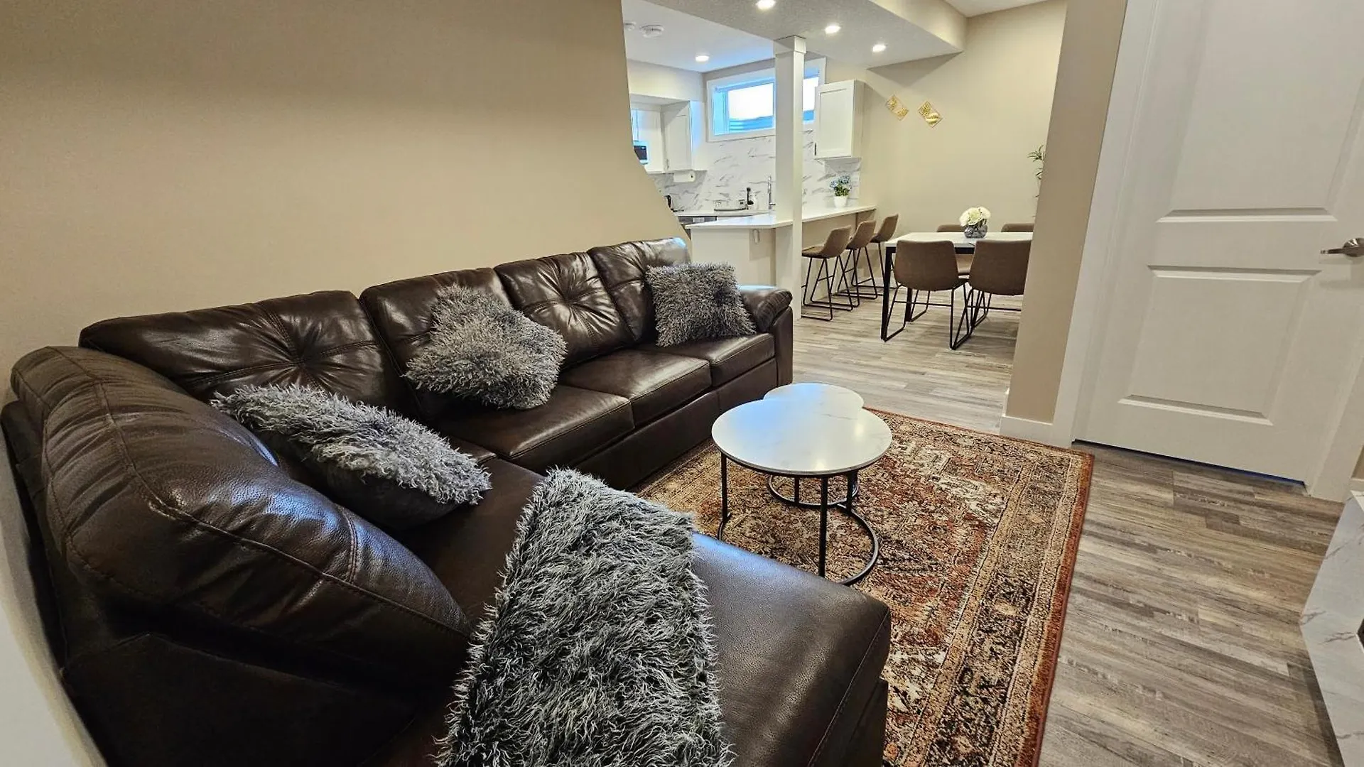 Luxury Basement Suite With 2 Bedrooms, 2 Queen Beds, Free Wi-Fi, And Free Parking Calgary Apartment